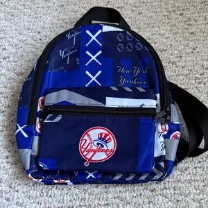 MLB New York Yankees mini
Backpack Padded Interior, Exterior Zip Pocket New